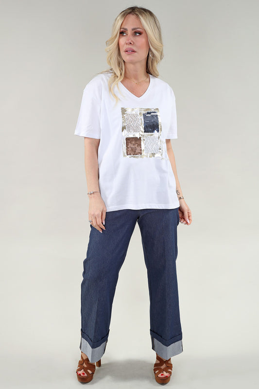 White women’s printed t-shirt with modern square design worn with jeans